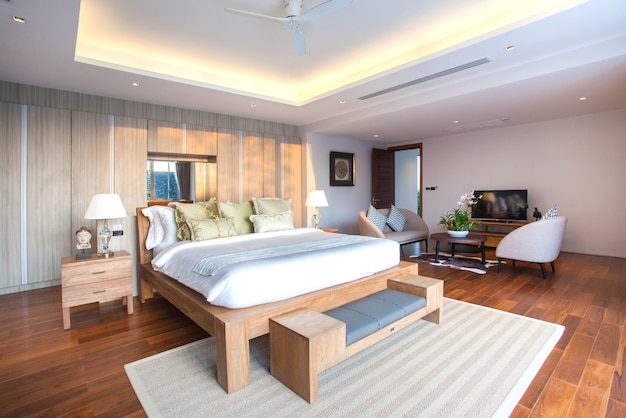 Luxe interieur in slaapkamer van zwembadvilla