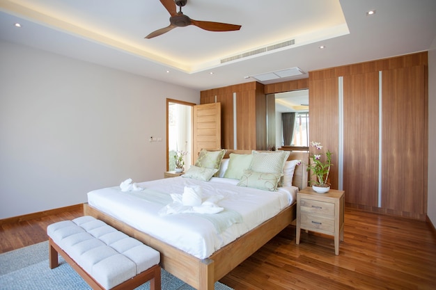 Luxe interieur in slaapkamer van zwembadvilla