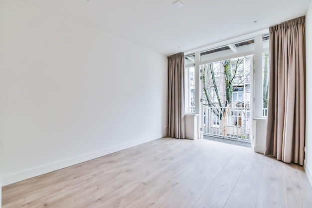 Luxe interieur van de kamer met een deur naar het balkon