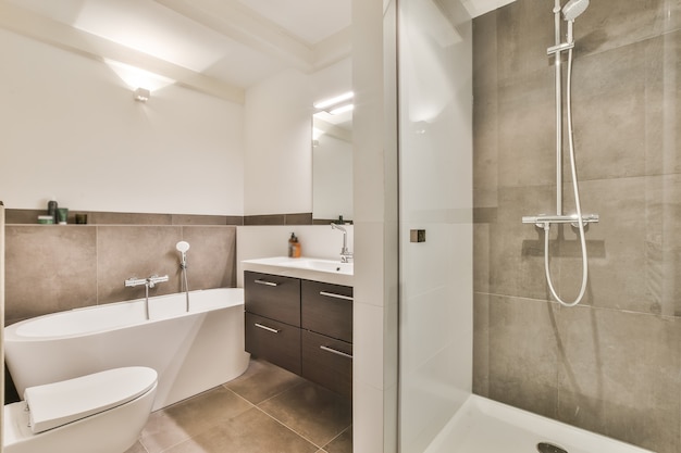 Luxe interieur van een badkamer met marmeren wanden