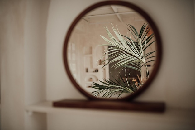 Foto luxe interieur van een grote badkamer in moderne afrikaanse stijl met een ovaal bad in natuurlijke verlichting