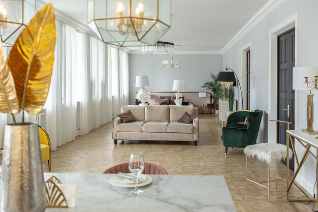 Luxe interieur van een modern appartement in felle kleuren met stijlvolle meubels keuken slaapkamer en woonkamer zonder muren