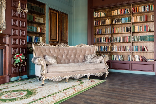 Luxe interieur van thuisbibliotheek. Zitkamer met elegant meubilair