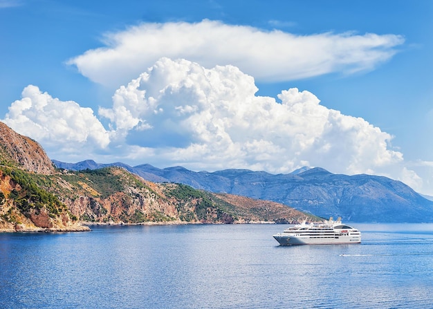Luxe jacht op het eiland Lokrum aan de Adriatische Zee, Dubrovnik, Dalmatië, Kroatië