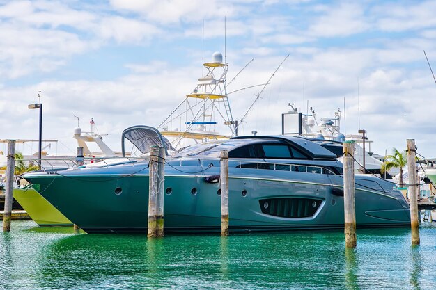 Luxe jachten aangemeerd in de haven in de baai op een zonnige dag met wolken op de blauwe lucht in Miami