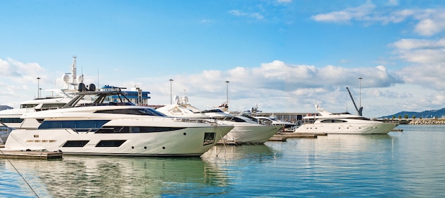 Luxe jachten die op zee drijven