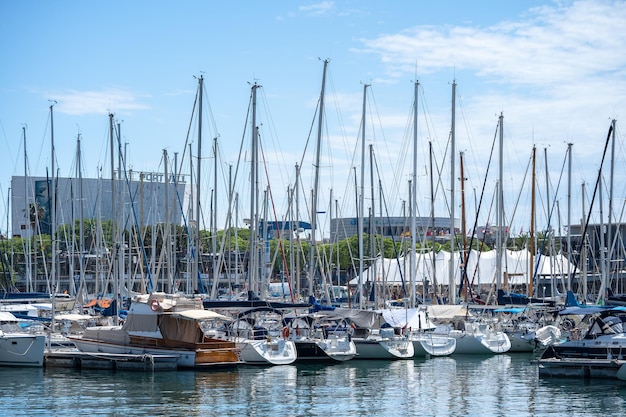 Luxe jachten in de haven van Port Vell aan de Middellandse Zee Barcelona Spanje 26 mei 2022