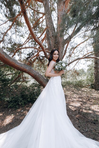 Luxe jonge bruid in een dure modieuze garderobe poseert voor een huwelijksfotoshoot in een luxe vakantieoord