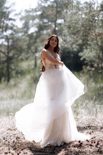 Foto luxe jonge bruid in een dure modieuze garderobe poseert voor een huwelijksfotoshoot in een luxe vakantieoord