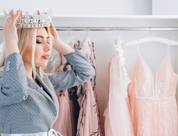 luxe jurken boetiek. rijke fashionista prinses winkelen in tiara.