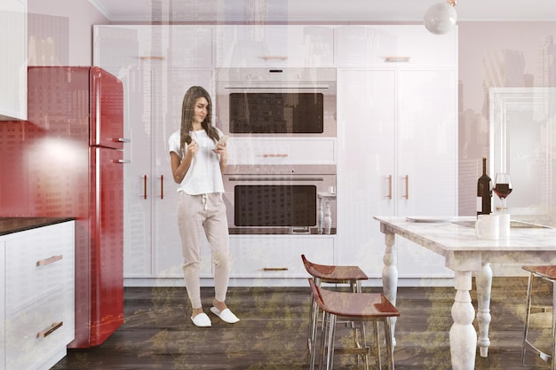 Luxe keuken met marmeren tafel rode koelkast vrouw
