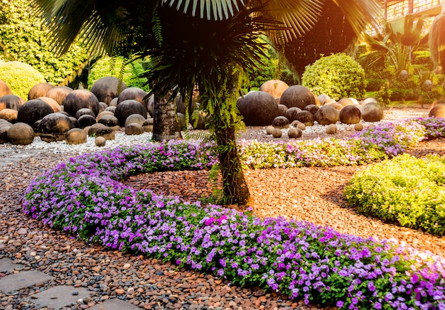 Luxe landschapsontwerp van de tropische tuin. Prachtig uitzicht op tropische landschap