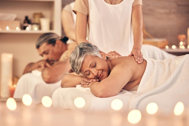 Luxe massage en zen met oud echtpaar in spa voor vakantie, ontspanning en schoonheidssalon Vrede wellness en vakantie met senior vrouw en man in hotelvilla voor pensioenoliebehandeling en lichaamsverzorging