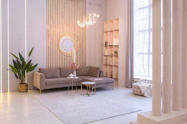 Luxe modern interieur van de woonkamer van een duur ruim licht appartement. gestoffeerde meubels en decoratieve verlichting, zachte pastelkleuren en gezellige sfeer