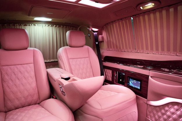 Luxe modern roze auto-interieur