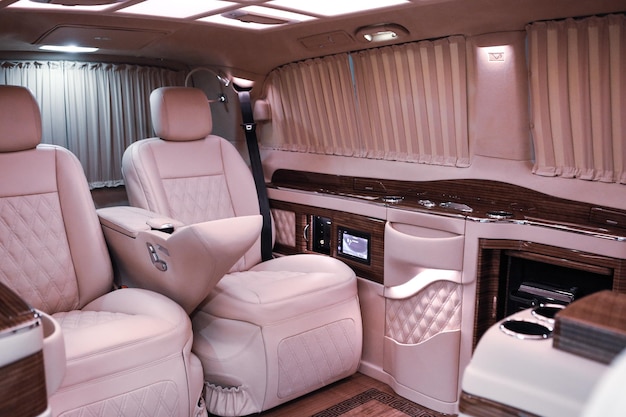 Luxe modern roze auto-interieur