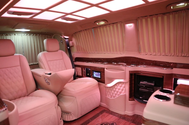 Luxe modern roze auto-interieur