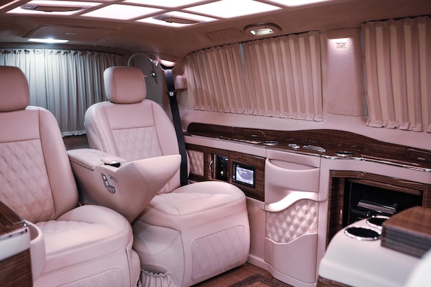 Luxe modern roze auto-interieur