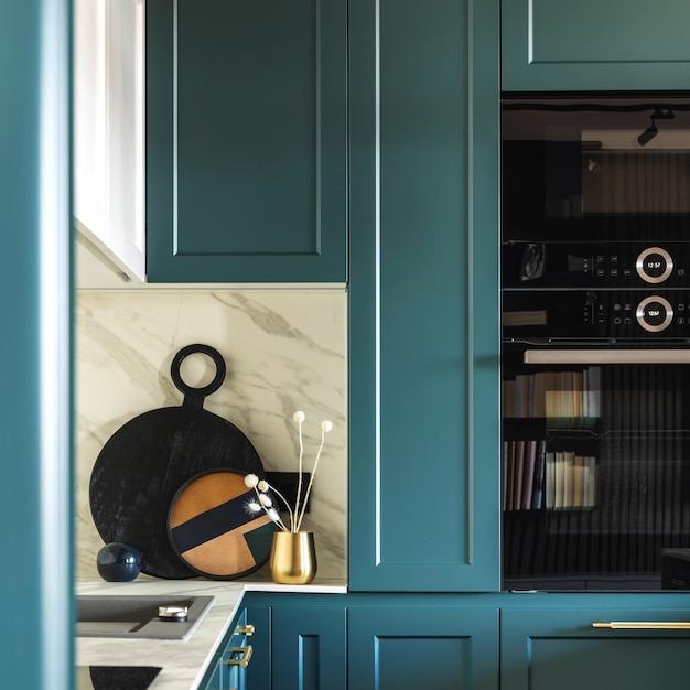 Luxe moderne en vintage turquoise en witte keuken Marmeren muur Ingebouwde keuken Sjabloon