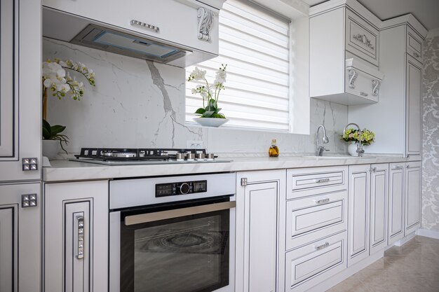 Luxe moderne klassieke witte keuken interieur