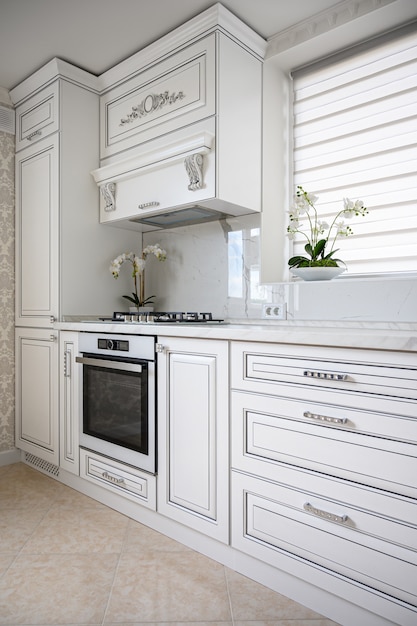 Luxe moderne klassieke witte keuken interieur