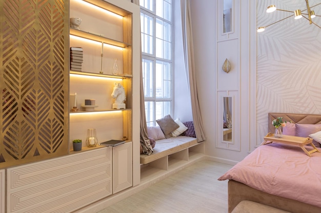 Luxe moderne slaapkamer interieur van een duur ruim licht stijlvol appartement. gestoffeerde meubels en decoratieve verlichting, zachte pastelkleuren en gezellige sfeer