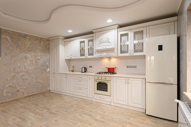 Luxe moderne witte en beige keuken interieur