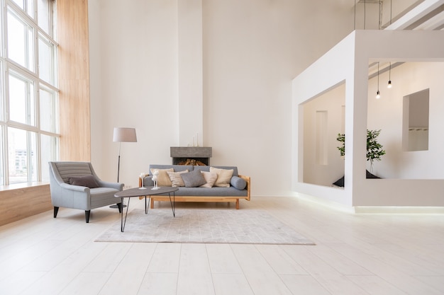 Luxe modieus modern design appartement met een vrije indeling in een minimalistische stijl. zeer lichte enorme ruime kamer met witte muren en houten elementen