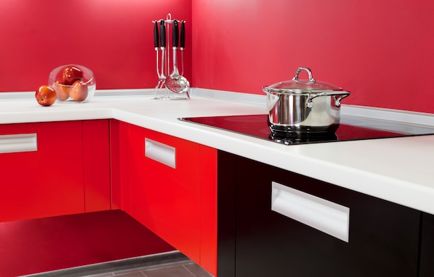 Luxe nieuwe rode keuken met moderne apparatuur
