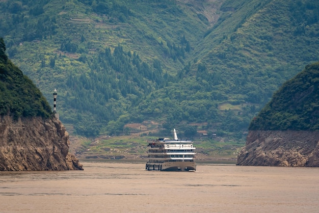 Luxe passagierscruiseschip op de Yangtze-rivier