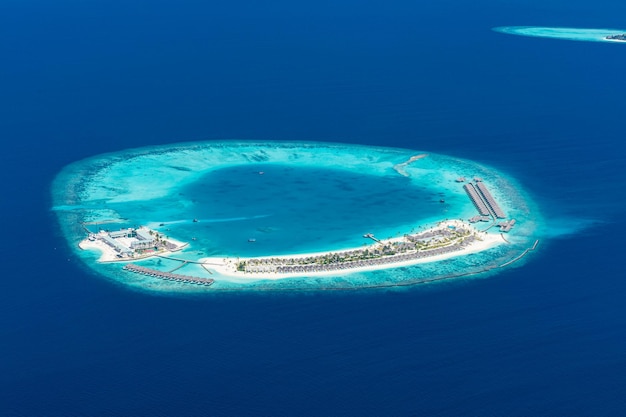 Luxe reizen landschap Maldiven luchtfoto tropisch resort op paradijselijk eiland zee atol rif