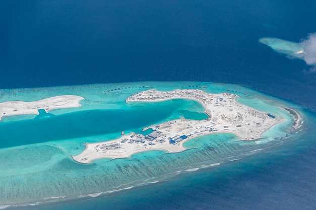 Luxe reizen landschap Maldiven luchtfoto tropisch resort op paradijselijk eiland zee atol rif