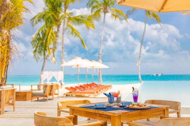 Luxe resort ontspannen aan het zwembad buiten strand restaurant tropisch eiland café bar drankjes eten