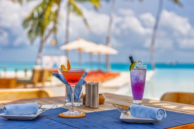 Luxe resorthotel aan het zwembad, openluchtrestaurant op het strand, de oceaan en de lucht, café op een tropisch eiland