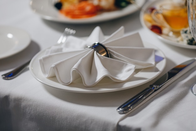 Luxe servies mooie tafel instelling in restaurant