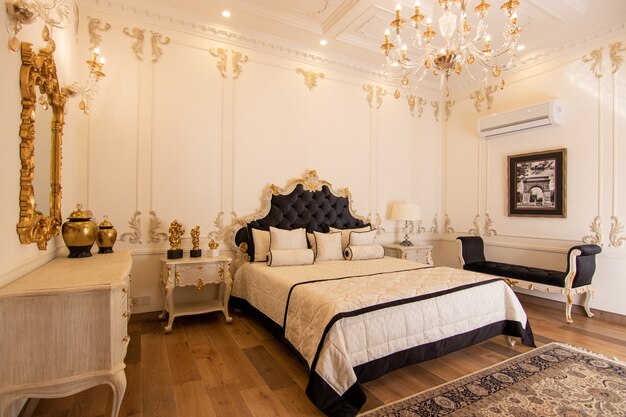 Luxe slaapkamer met bed