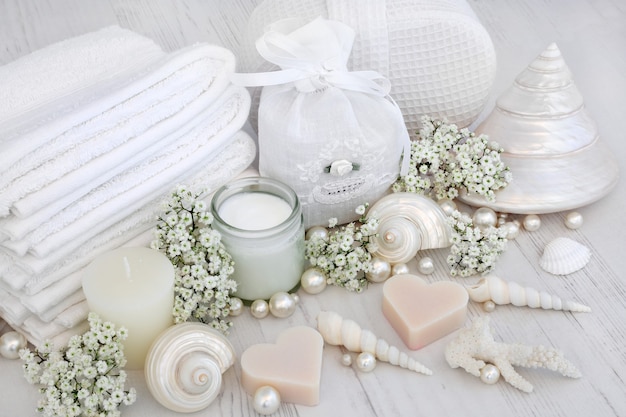 Luxe spa-producten met witte washandjes