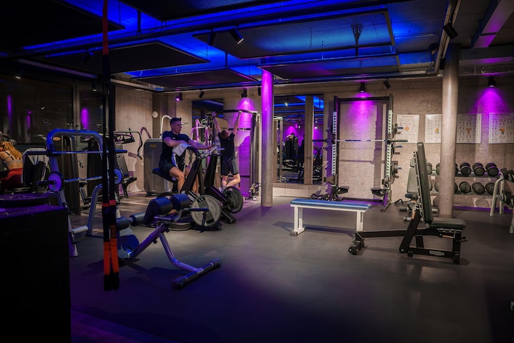 Foto luxe sportschool met oefenmachines in het skigebied van zermatt