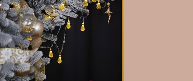 Luxe stijlvolle kerst achtergrond Trendy zilveren kerstboom en decoraties op zwarte achtergrond Extra brede banner Kopieerruimte