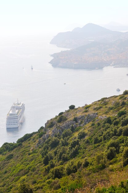 luxe turist bootschip op zee op zomervakantie