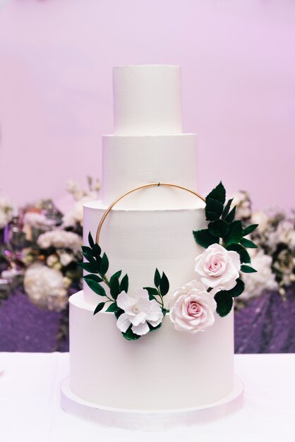 Luxe vier-laags witte cake met bloemen, bruiloft dessert