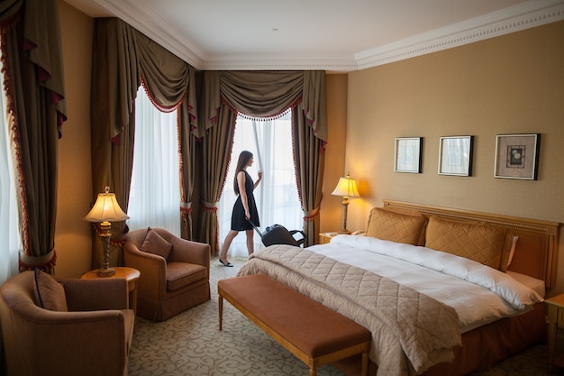 Luxe vijfsterrenhotel verwelkomt gasten in een weekend.