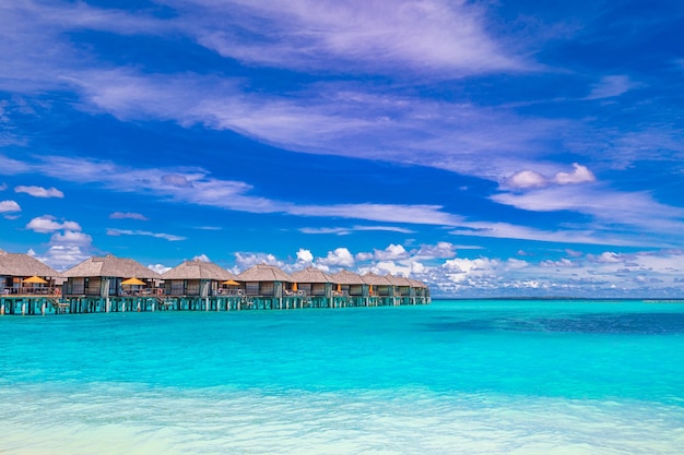 Luxe villa's boven het water en houten pier op de Malediven eilanden oceaan lagune zomervakantie vakantie