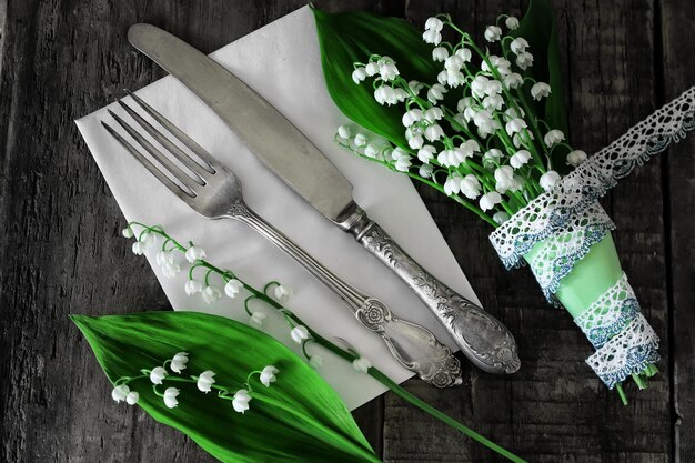 Luxe vintage cutlery and bouquet