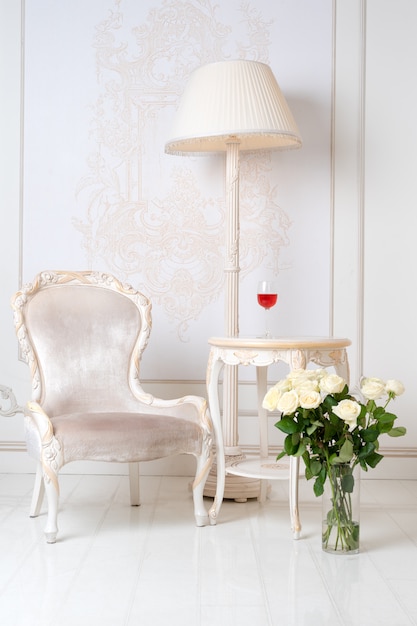 Foto luxe vintage interieur in aristocratische stijl met elegante fauteuil en bloemen. retro, klassiekers.