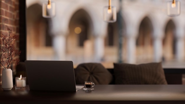 Luxe vintage restaurant of koffieshop met laptop op donkere houten tafel 3D-rendering