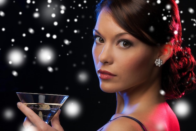 luxe, vip, nachtleven, feest, kerstmis, x-mas, oudejaarsavond concept - mooie vrouw in avondjurk met cocktail