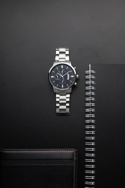 Luxe wit chroom horloge op zwarte achtergrond