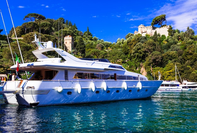 Luxe wit jacht in de haven van Portofino, Italië