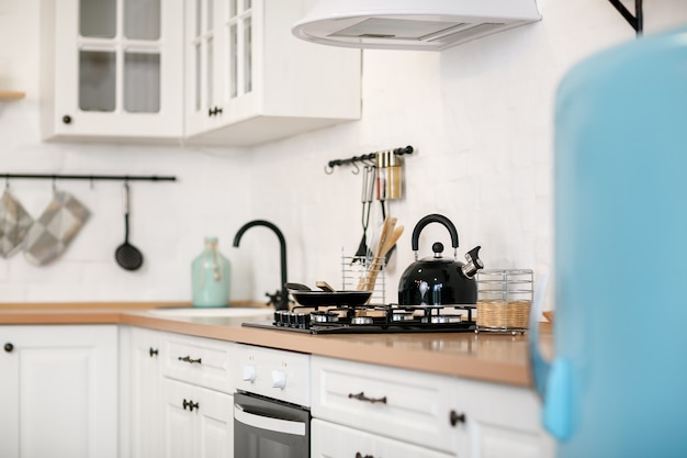 Luxe witte keuken en woonkamer in een groot huis